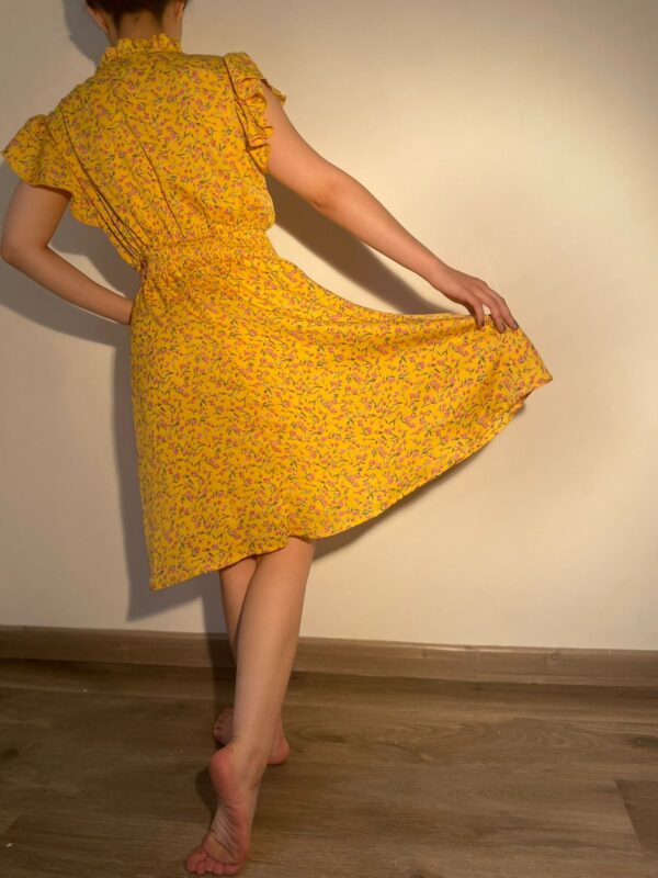 Vestido amarillo estampado - Image 3