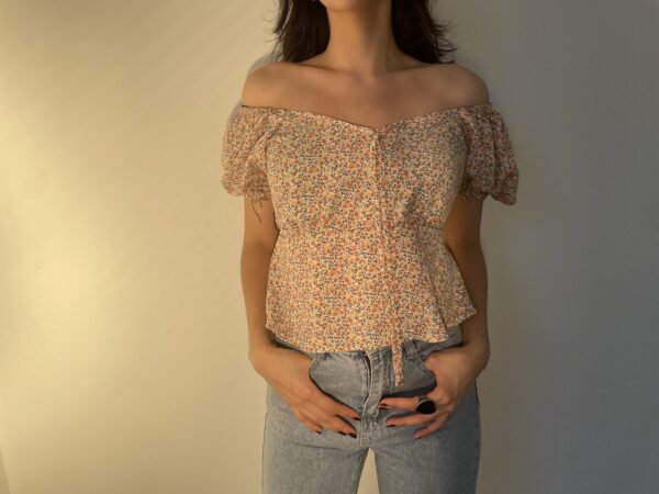 Camisa beige con flores