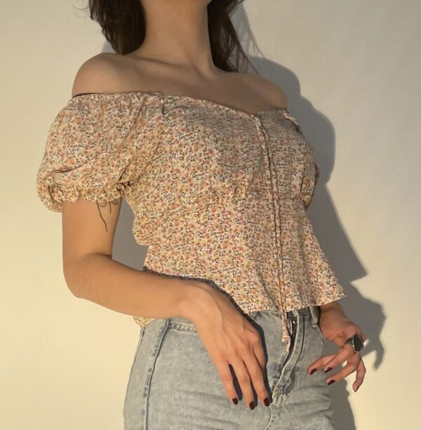 Camisa beige con flores - Image 2