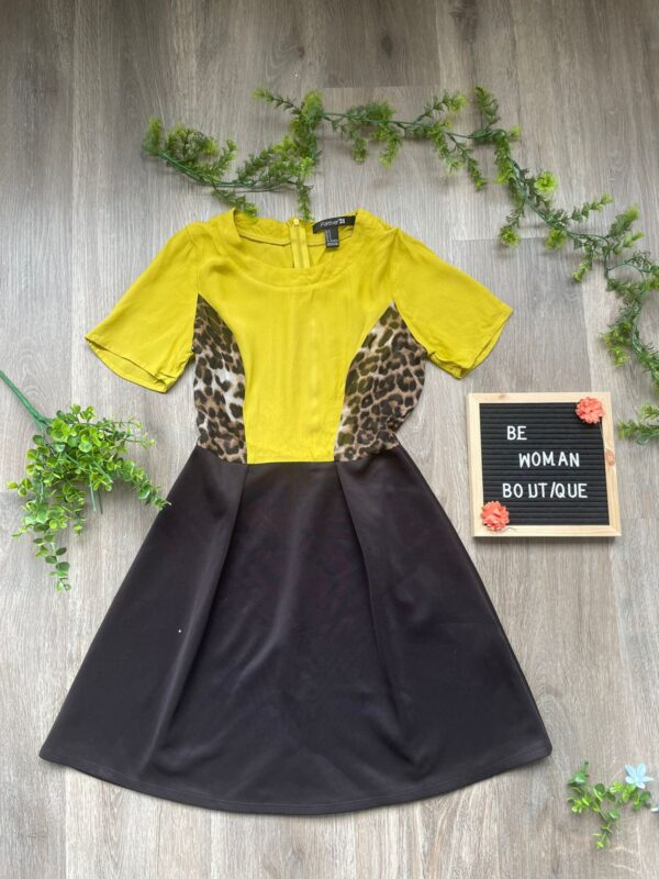 Vestido corto con animal print