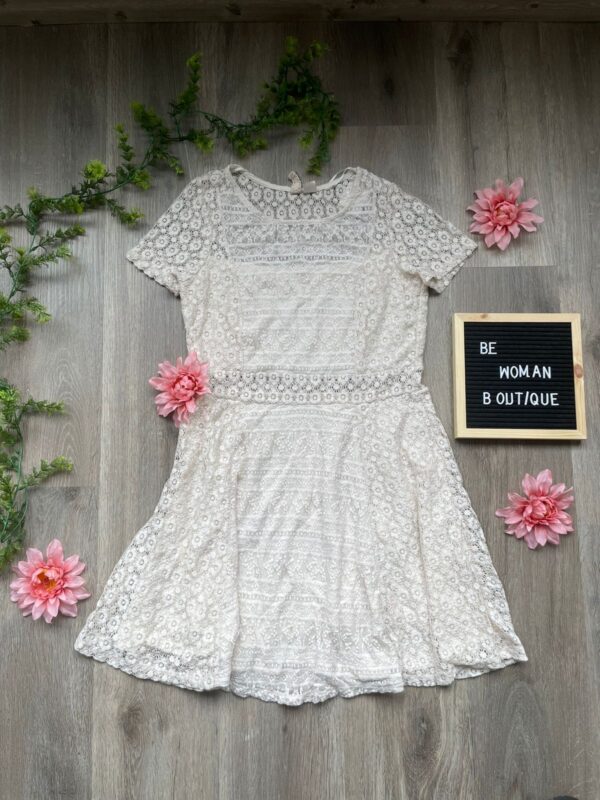 vestido beige de encaje