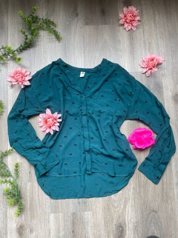 Camisa verde con moños negros