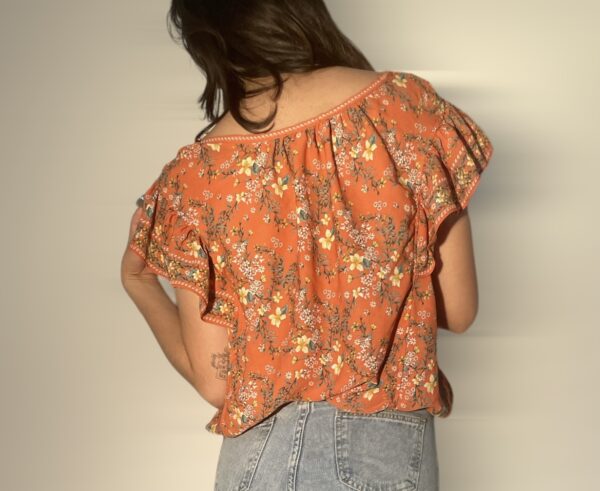 Camisa naranja con flores - Image 3