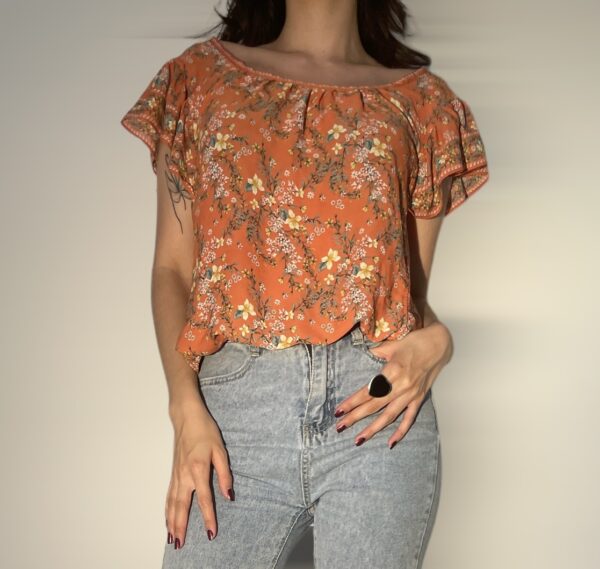 Camisa naranja con flores